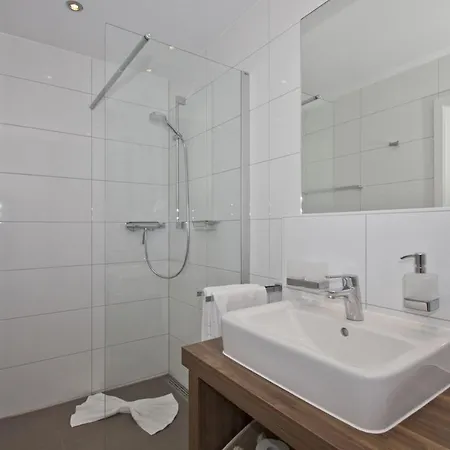 Apartment Mit Meerblick Und Terrasse, Gratis Nutzung Vom Ahoi Erlebnisbad Und Sauna In Sellin - Meeresblick 63 Goehren (Ruegen)