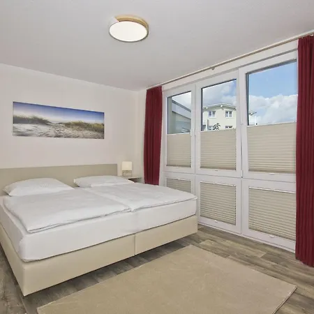 Meeresblick 63: Seaside Retreat With Ahoi Access Apartment Goehren (Ruegen)