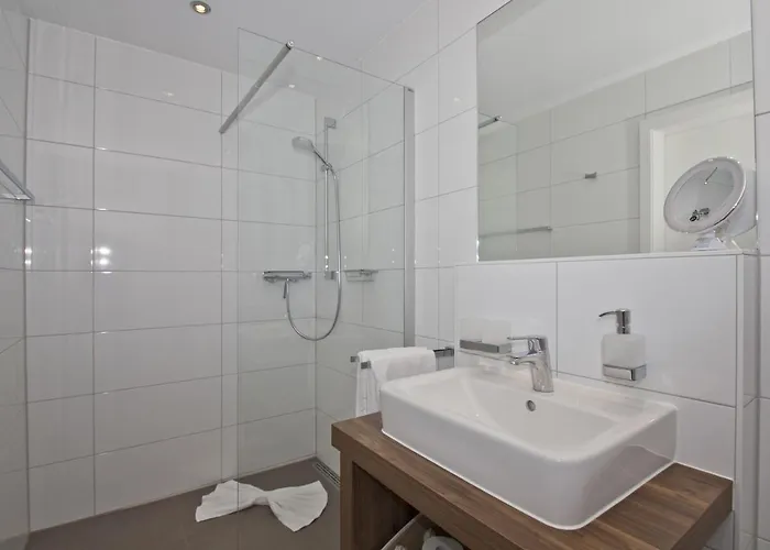 Appartement Mit Meerblick Und Terrasse, Gratis Nutzung Vom Ahoi Erlebnisbad Und Sauna In Sellin - Meeresblick 63 Goehren (Ruegen)